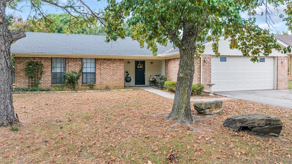 2009 Wildewood Dr, Ardmore, OK 73401 - photo 1