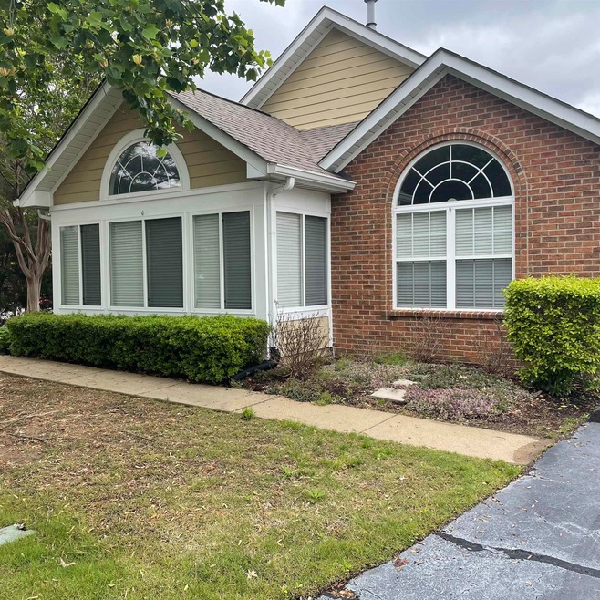 Lovely 2BR2BA w/sunroom located in the 55+ Communi