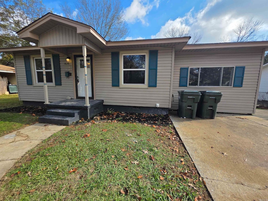 1626 Davis St, Conway, AR 72032 - photo 1