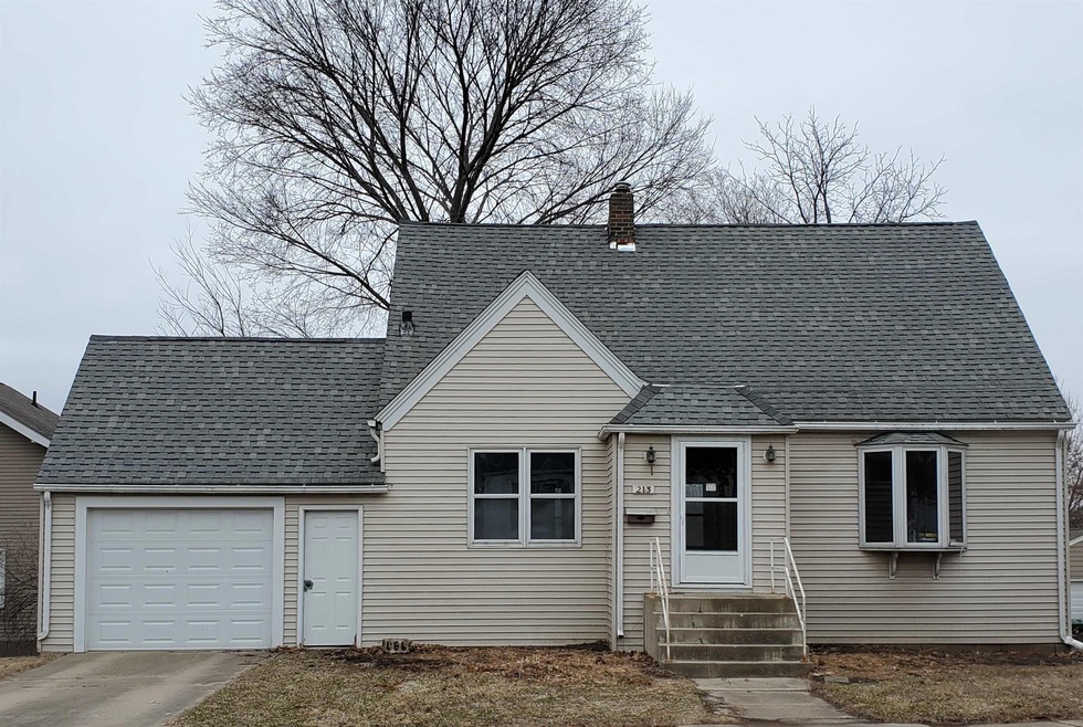 213 W 22nd St, Cedar Falls, IA 50613 - photo 1