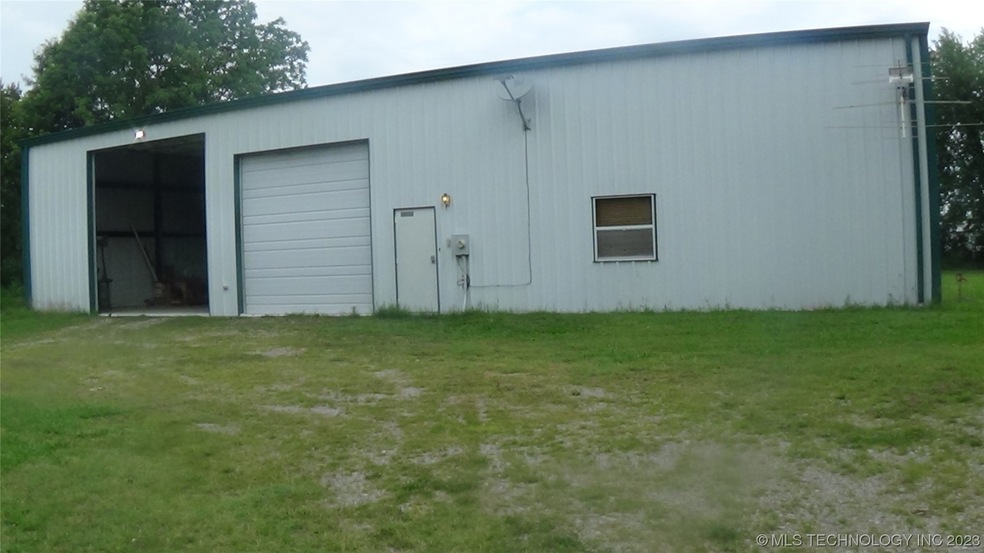 Front of 1900 sq' with living quarters to right