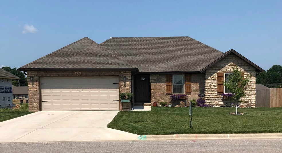 687 N Maplewood Hills Rd, Nixa, MO 65714 - photo 1