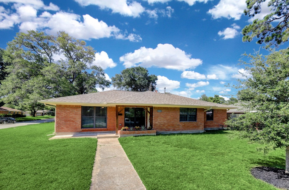 1050 W 30th St, Houston, TX 77018 - photo 1