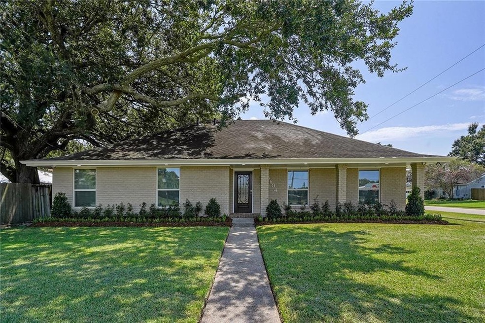 W Metairie facing entrance with a covered porch