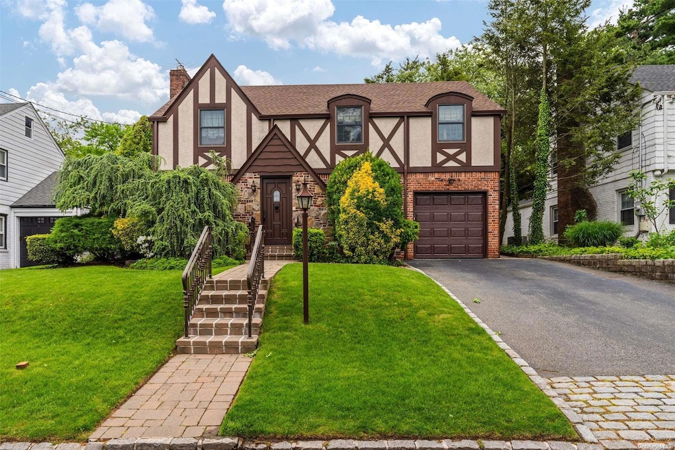 51 Hampshire Rd, Great Neck, NY 11023 - photo 1