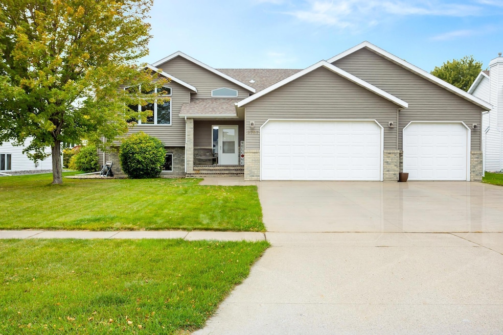 2707 Parkview Dr S, Fargo, ND 58103 - photo 1