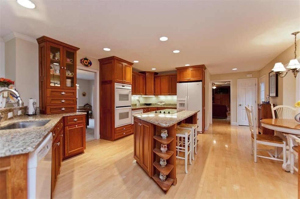 8 Sylvan Ln SE, Cedar Rapids, IA 52403 - photo 1