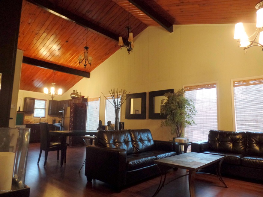 135 Squirrel Tail Ct, Bushkill, PA 18324 - photo 1