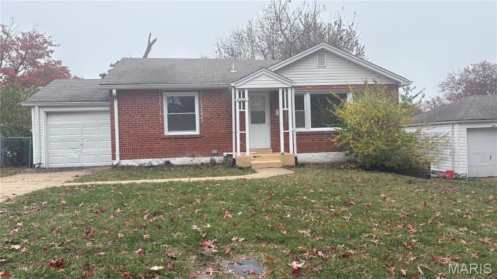 2032 Stillwater Dr, Saint Louis, MO 63114 - photo 1