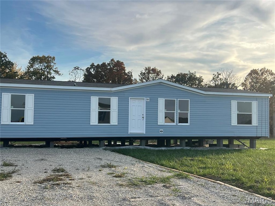 Manufactured / mobile home featuring a front lawn
