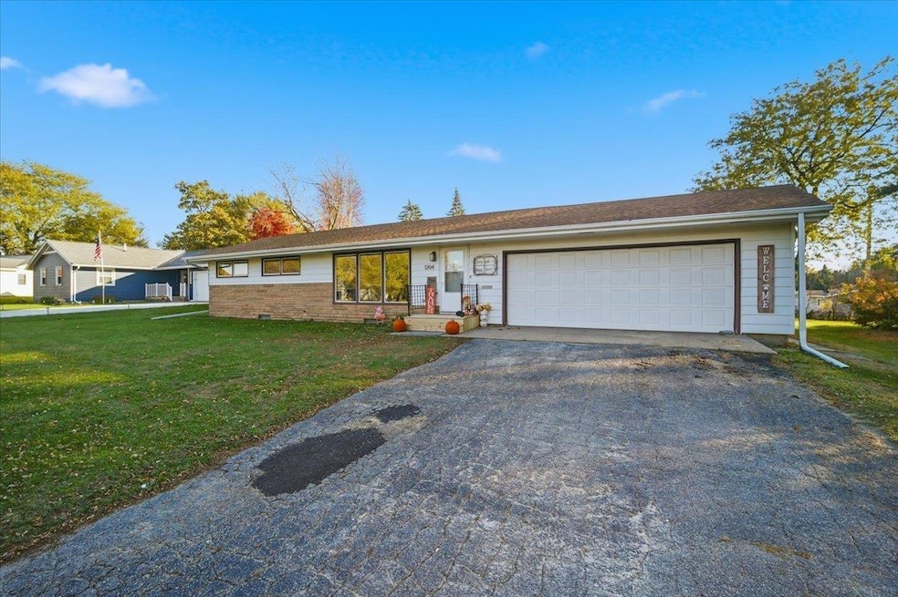 1204 1st St NE, Oelwein, IA 50662 - photo 1