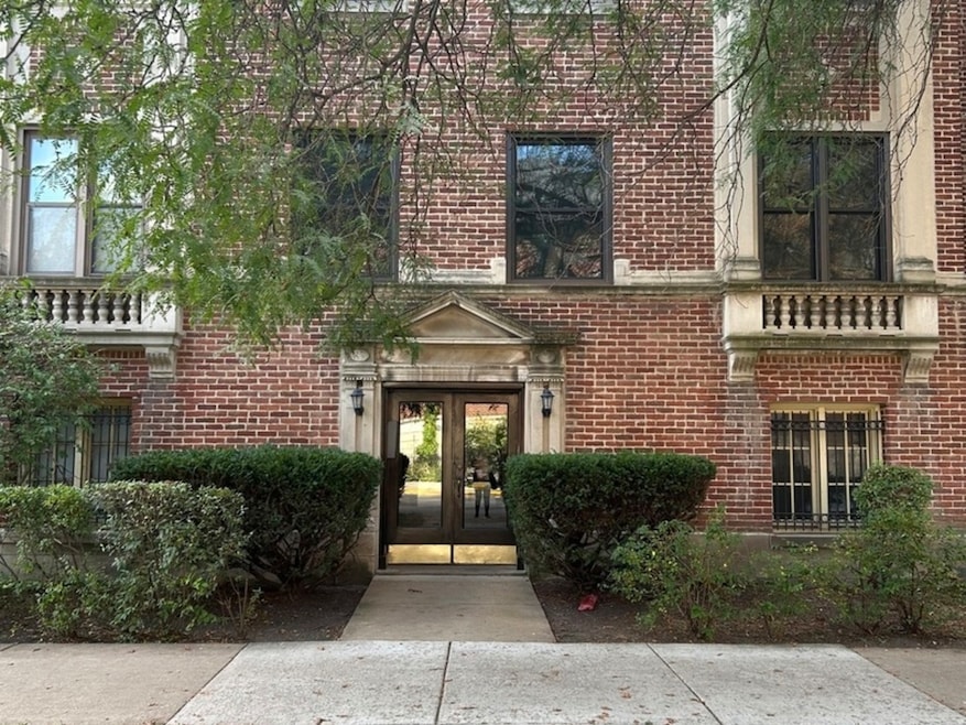 1155 E Hyde Park Blvd unit 2F, Chicago, IL 60615 - photo 1
