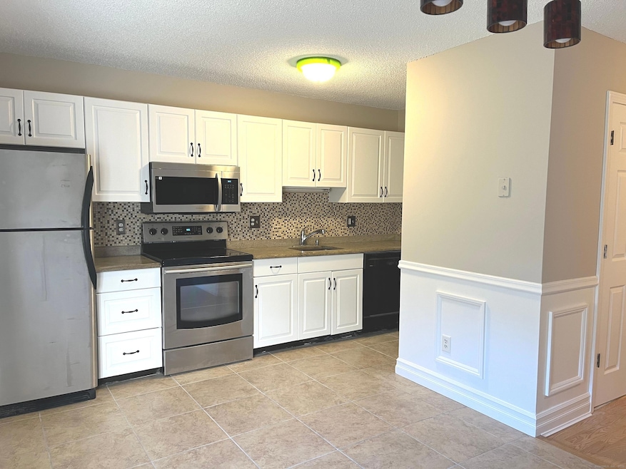 585 Park Rd unit 112, Waterbury, CT 06708 - photo 1