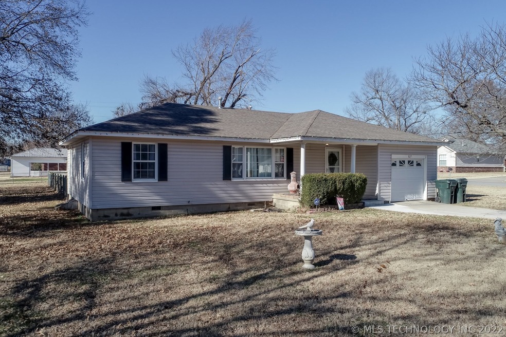 827 N Sioux Ave, Claremore, OK 74017 - photo 1