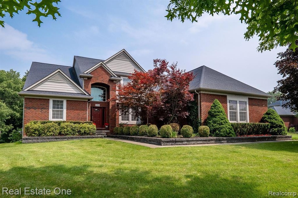 4 BDRM, 3.5 BATH COLONIAL W/FABULOUS AMENITIES