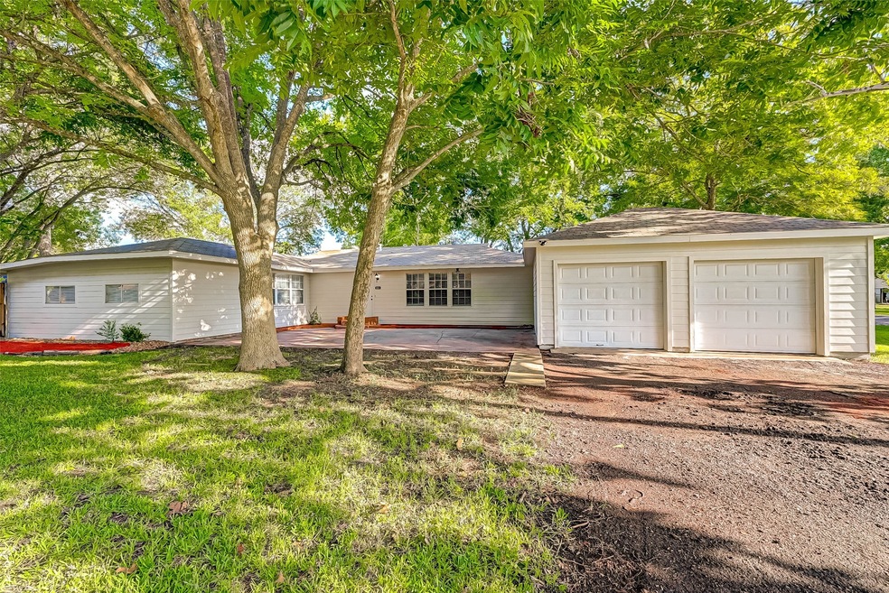 915 Iwo St, Alvin, TX 77511 - photo 1