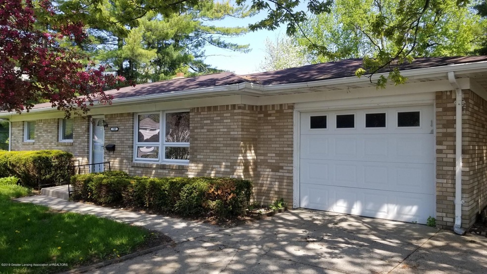 709 Edwards St, Grand Ledge, MI 48837 - photo 1