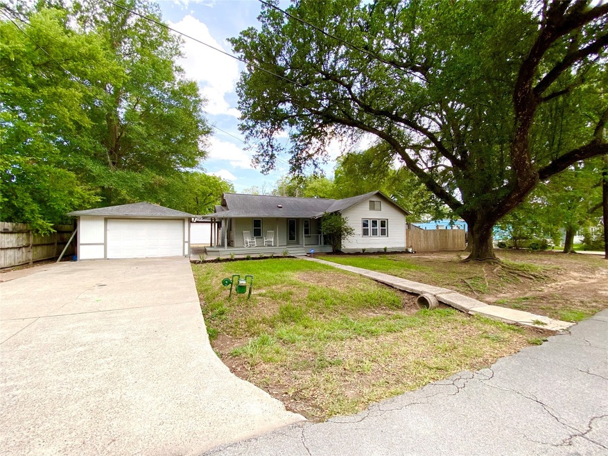 105 Oxford St, Tomball, TX 77375 - photo 1