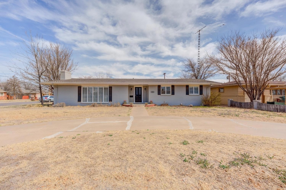 908 Zephyr, Plainview, TX 79072 - photo 1