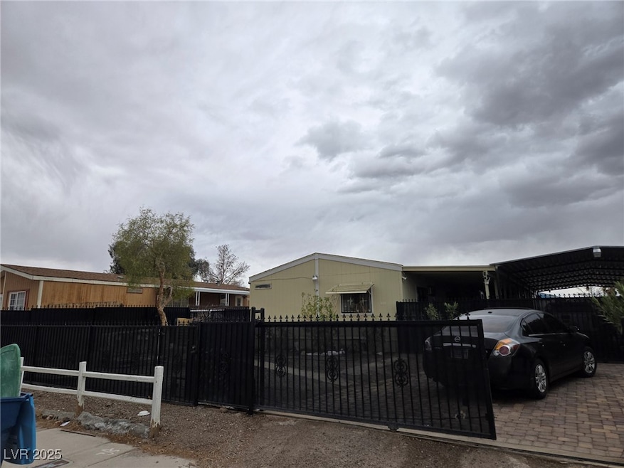 View of front facade featuring a fenced front yard