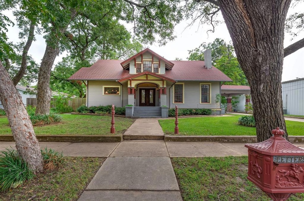 712 N Main St, Bonham, TX 75418 - photo 1