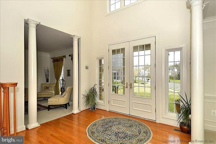 25725 Summerbank Ct, Chantilly, VA 20152 - photo 1