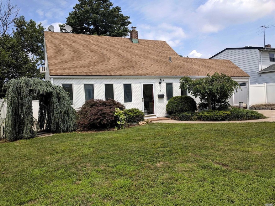 7 Halter Ln, Levittown, NY 11756 - photo 1