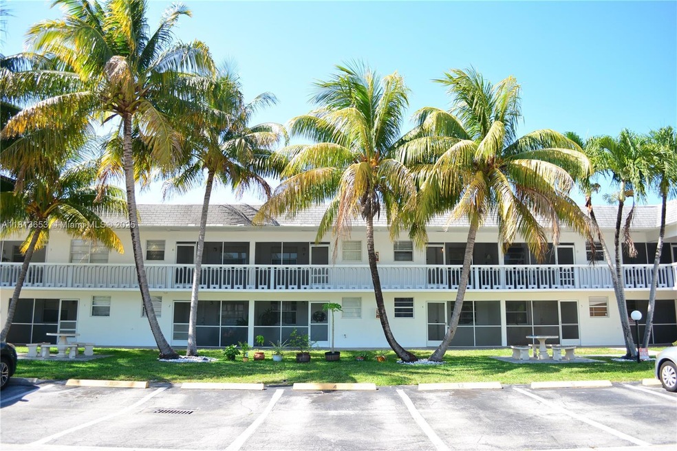 705 NE 2nd St unit 4, Hallandale Beach, FL 33009 - photo 1