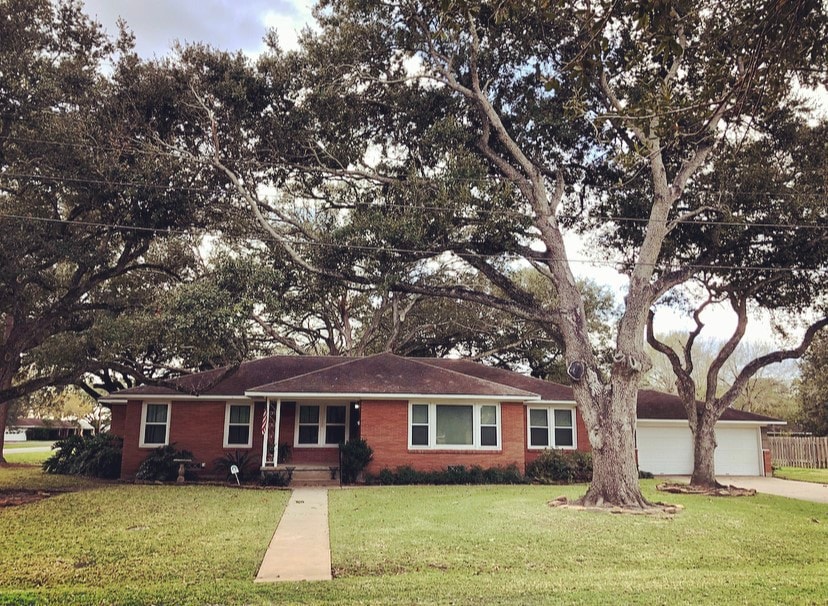 1920 Le Tulle Ave, Bay City, TX 77414 - photo 1