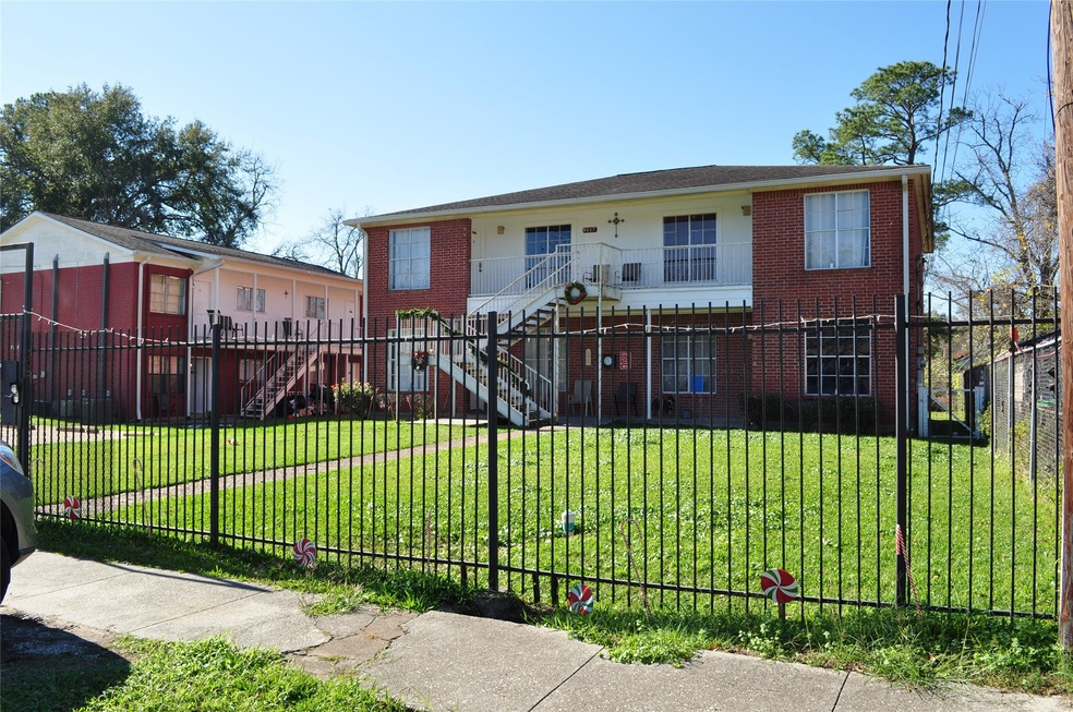 8517 Shady Dr unit 8, Houston, TX 77016 - photo 1