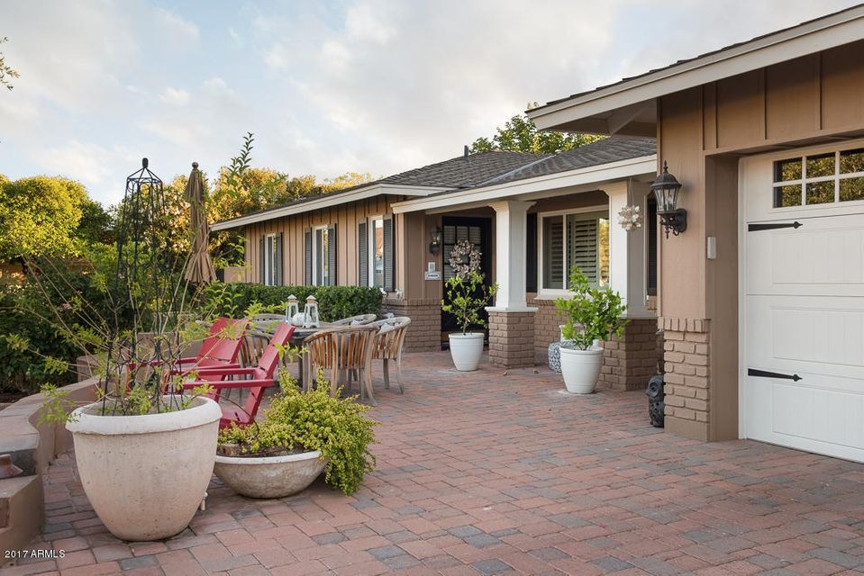 Charming Front Courtyard