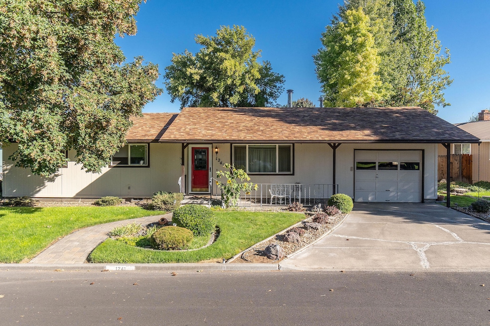 1241 SE 7th St, Prineville, OR 97754 - photo 1