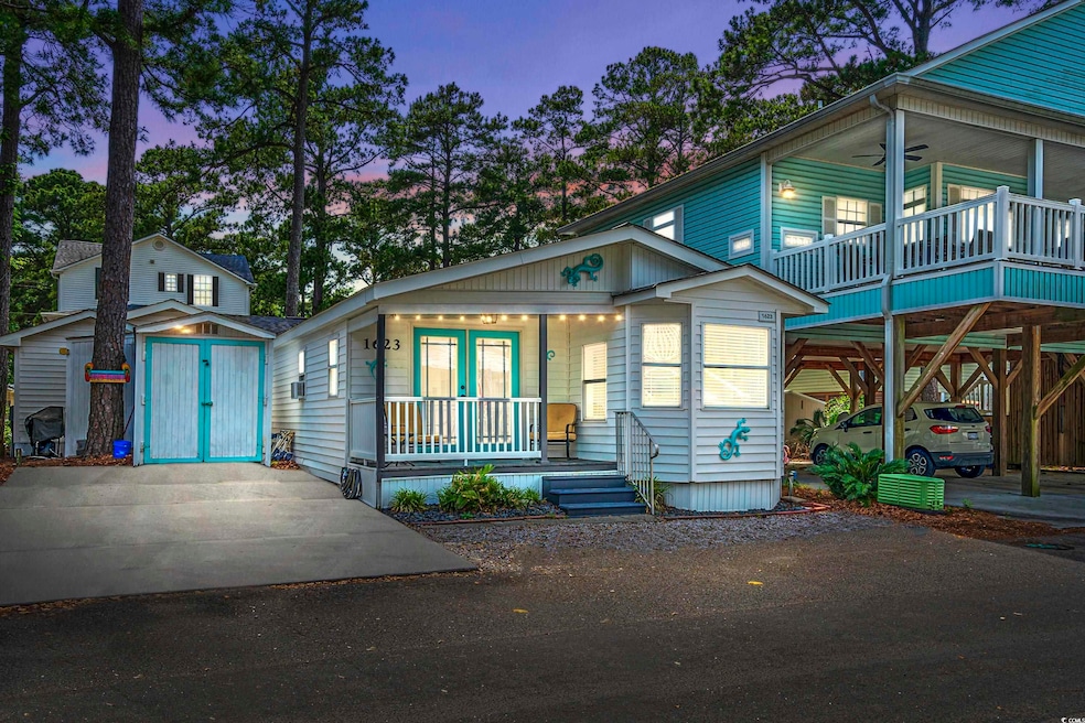 View of front of home featuring a porch, ceiling fan, and driveway