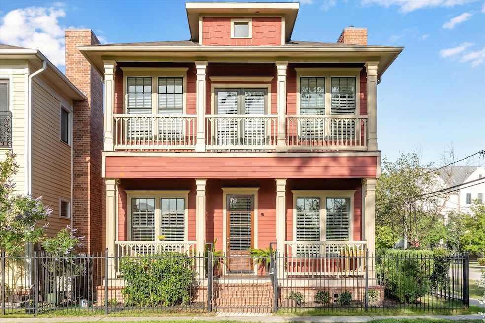 Charming Victorian cottage complete with fenced ya