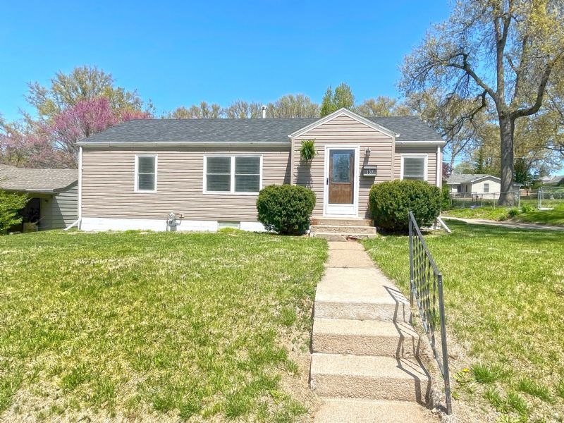 107 W Pioneer Ave, Shenandoah, IA 51601 - photo 1