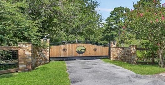 820 Baker Dr, Tomball, TX 77375 - photo 1