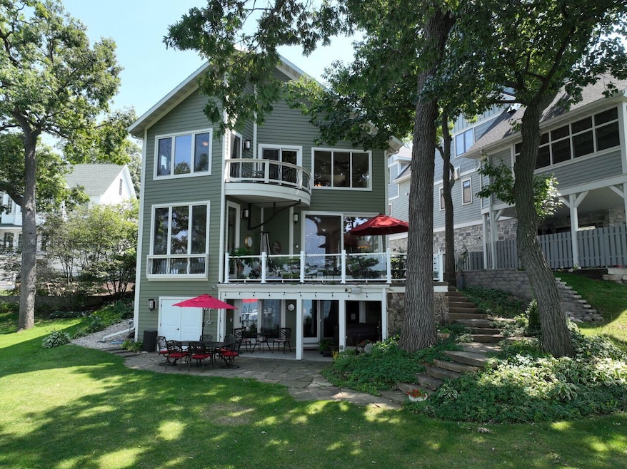 Lakefront Luxury Living!