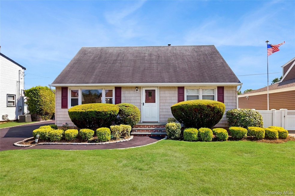 42 Plainfield Rd, Albertson, NY 11507 - photo 1