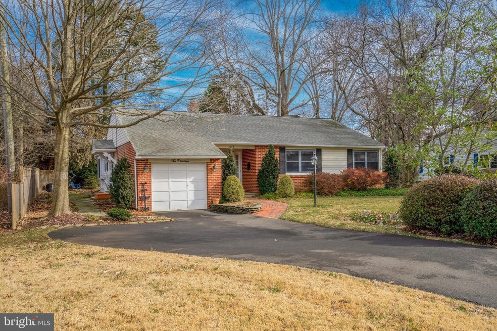 1019 Pheasant Ln, Oreland, PA 19075 - photo 1