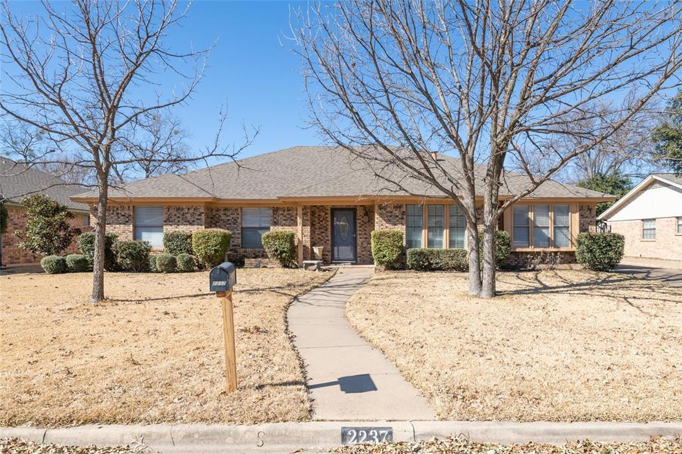 2237 Farrington Ln, Hurst, TX 76054 - photo 1