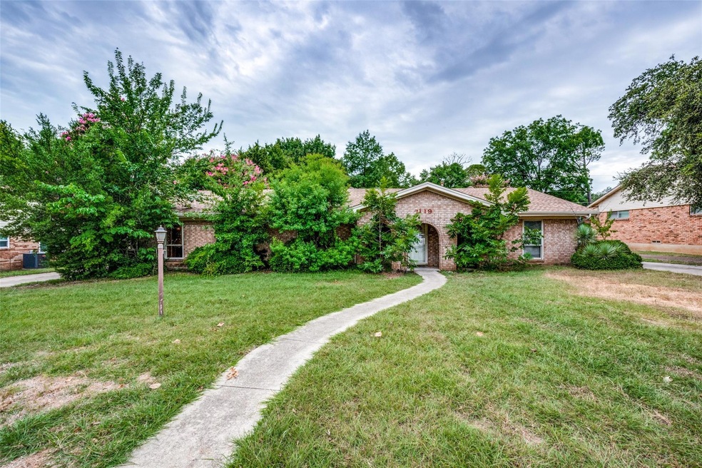 View of front facade with a front yard