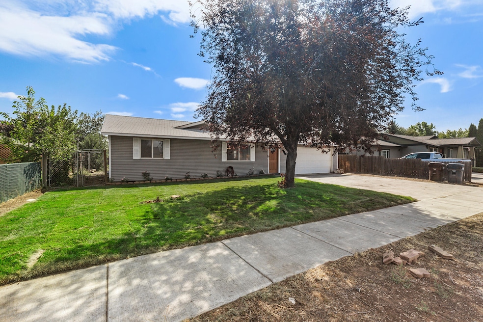 1522 SW 35th St, Redmond, OR 97756 - photo 1