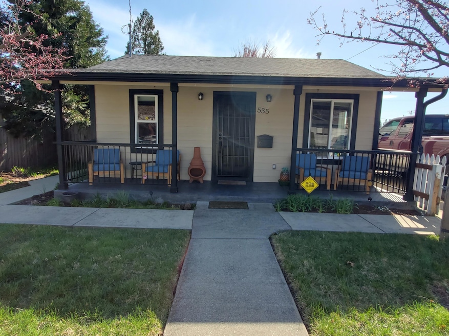 535 NW E St, Grants Pass, OR 97526 - photo 1
