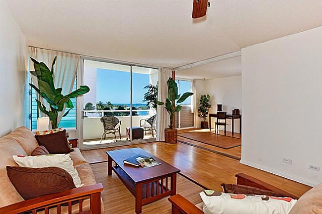 Beautiful well laid-out open floor plan w/lots of