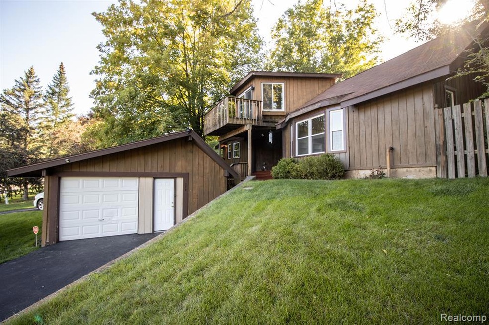 1437 Hillside Dr, Flint, MI 48532 - photo 1