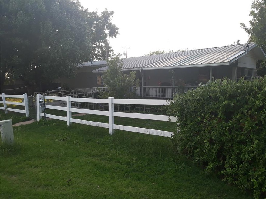 812 Whippoorwill Dr, Granbury, TX 76049 - photo 1