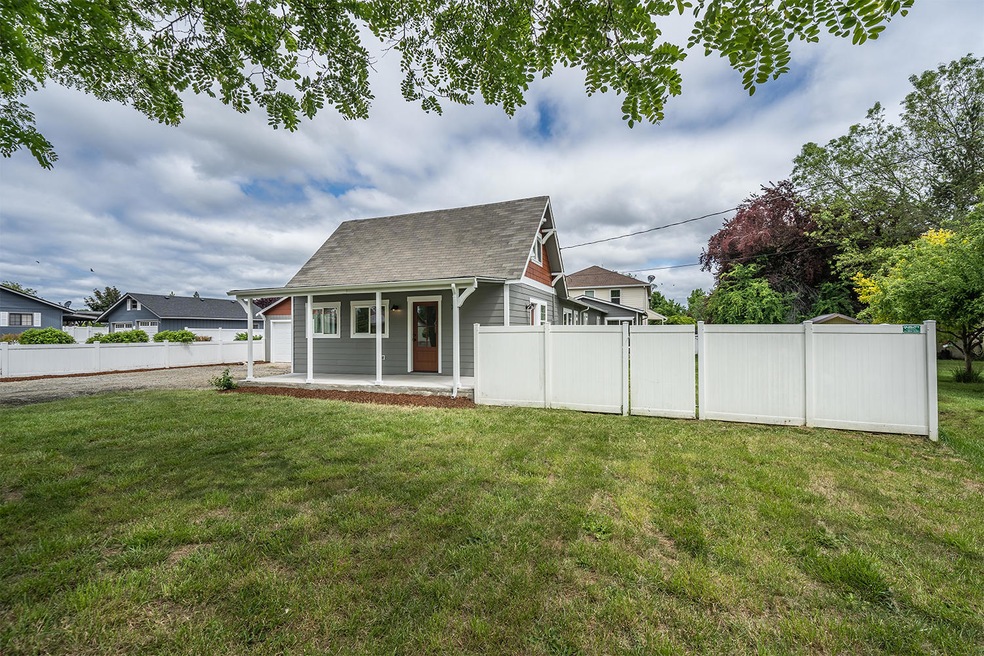 702 Pittview Ave, Central Point, OR 97502 - photo 1