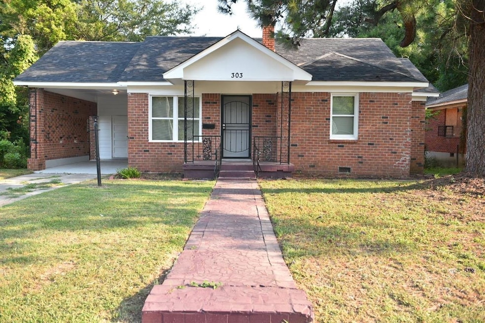 View of front of home featuring a front lawn and a