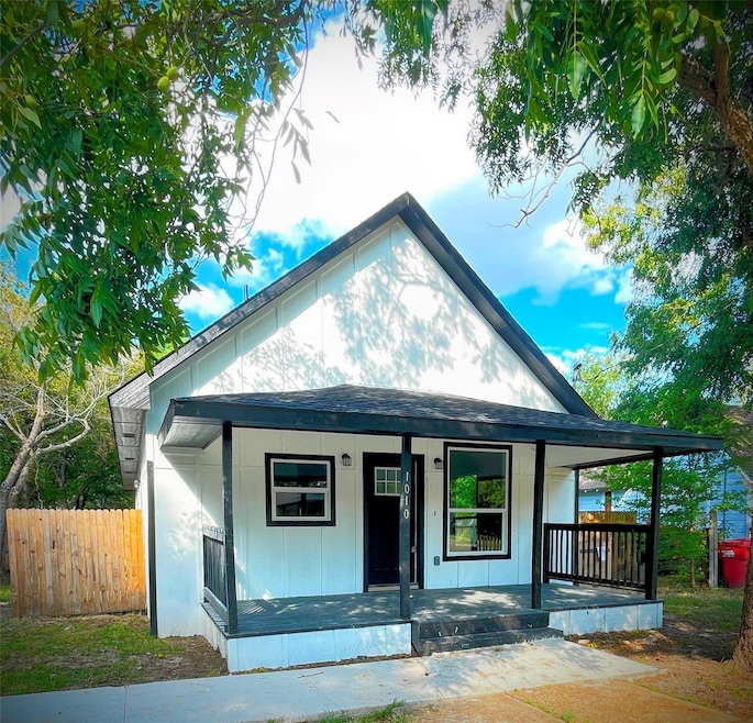 1010 Elm St, Bonham, TX 75418 - photo 1