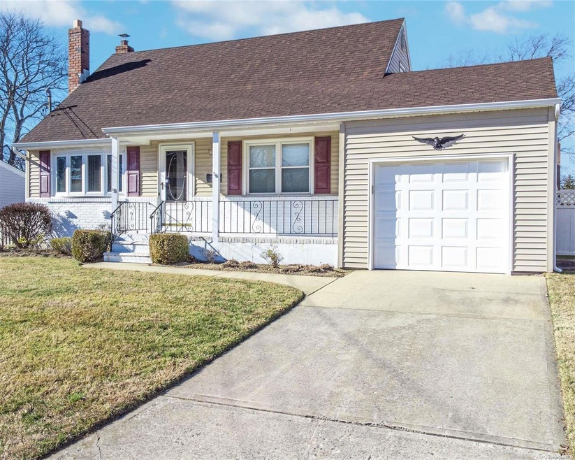 365 Heathcote Rd, Lindenhurst, NY 11757 - photo 1